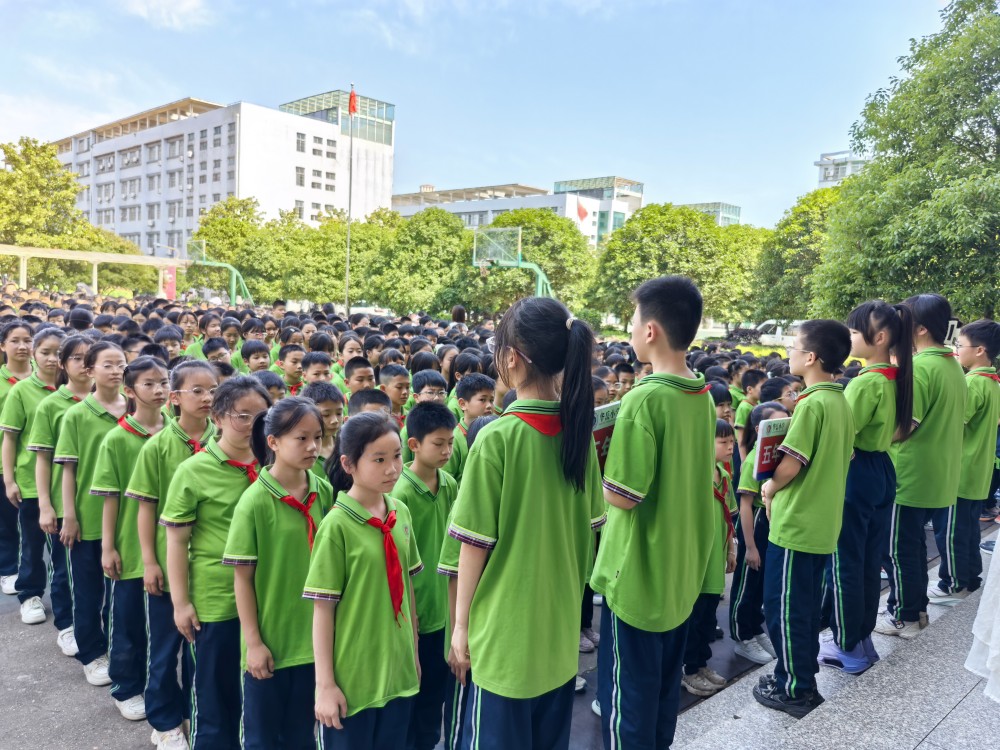行路有规 成长有序——华岳小学开展班级路队常规展评活动