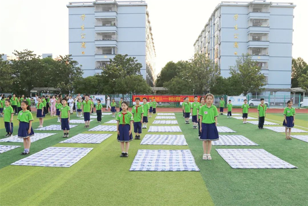 折叠促成长 自理小达人——华岳小学第二十一届寄宿生叠被子比赛