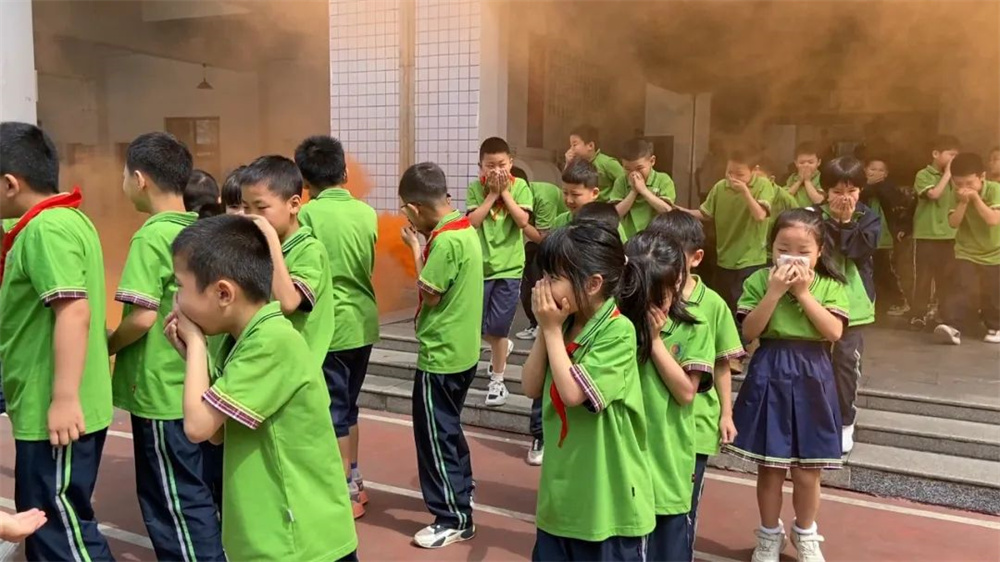 警报拉响 安全起步——华岳小学消防演练