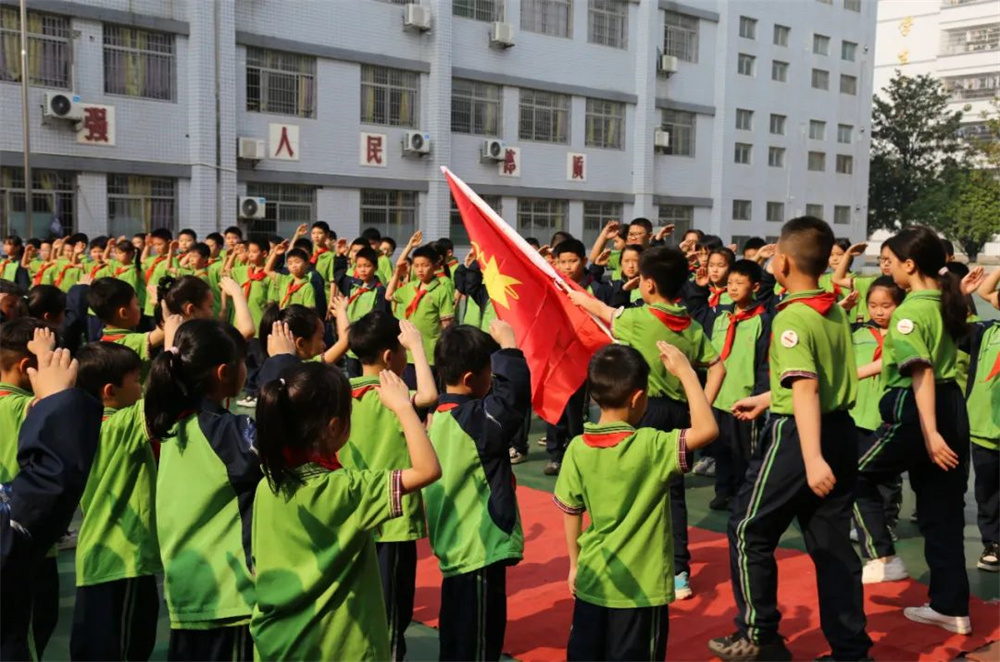 红领巾映初心 新程启少年志——华岳小学2025年上学期第一批新少先队员入队仪式