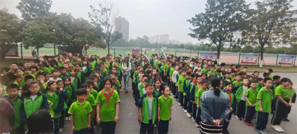 紧急警报下的有序行动——华岳小学2025年春季夜间疏散演练活动