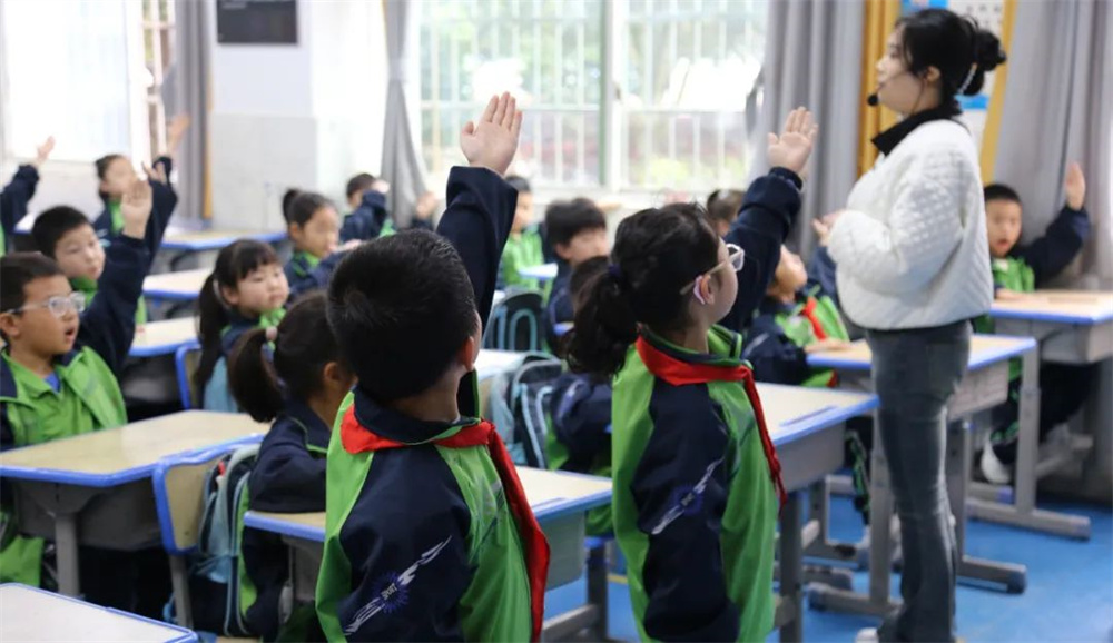 诵经典诗文 润七彩童年——华岳小学2025年春季整班背诵活动