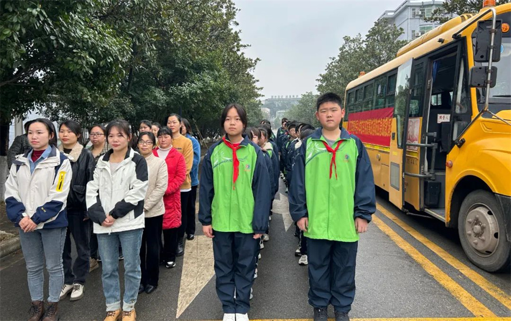 筑牢校车“防火墙”——2025春华岳小学校车消防演练