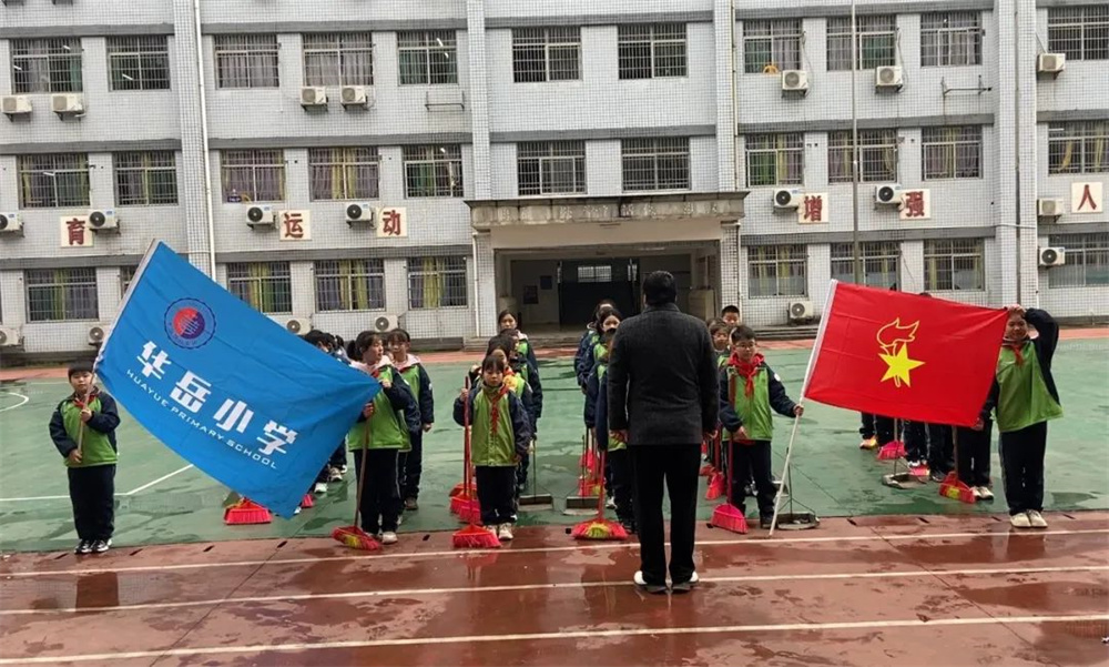 “弯腰行动” 在华岳  雷锋精神薪火传——华岳小学开展学雷锋系列活动